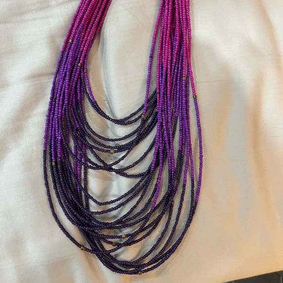 Beautifullllll purple necklace used but it’s like New - Picture 2 of 3